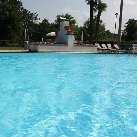 Motta Con Piscina E Tennis