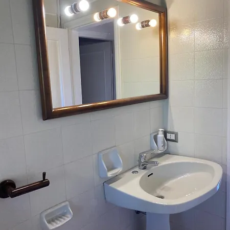 Motta Con Piscina E Tennis * Brisino